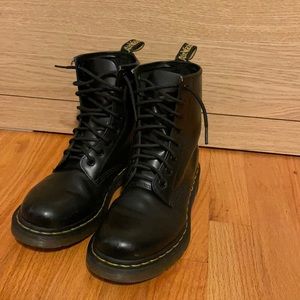 Dr. Martens 1460 Women’s Smooth Leather Lace Up Boots- Classic Combat Boot- Sz 7